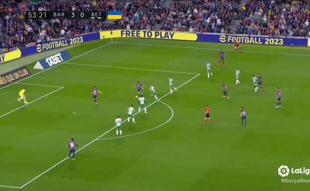 El polaco controla un balón que iba para De Jong y le hubiese dejado en mejor situación. Lewandwoski, tras controlar, no puede disparar, lo que anula estadísticamente el pase de Pedri y no computa como ocasión de gol.
