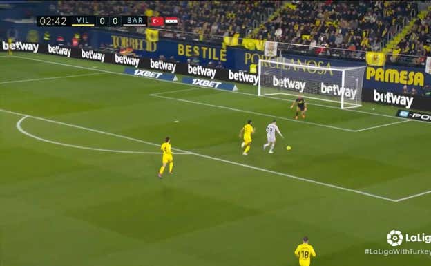 Lewandowski, que se queda en una buena situación ante Reina, no transforma el disparo en gol.