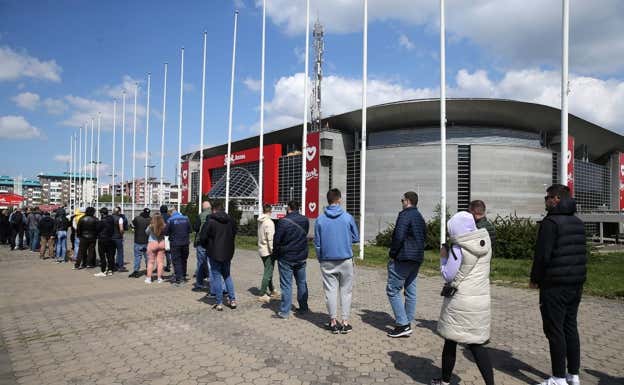 Colas el pasado jueves en el Stark Arena para comprar las entradas.  EFE
