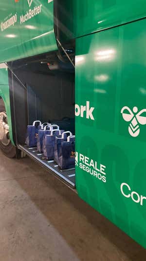Autobús del Betis con las bolsas individuales de los jugadores. MB