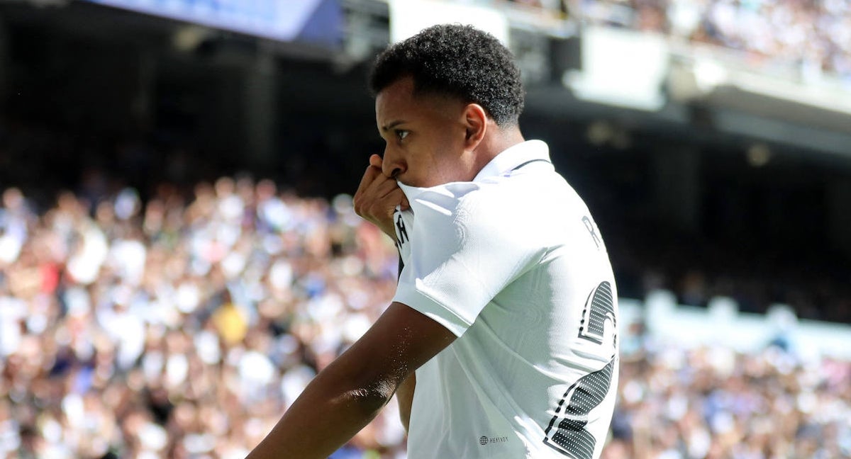 Rodrygo se besa el escudo tras marcar un gol en el Bernabéu.