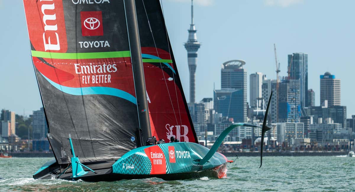 El Te Rehutai de New Zealand navega en Auckland. /AMERICA'S CUP