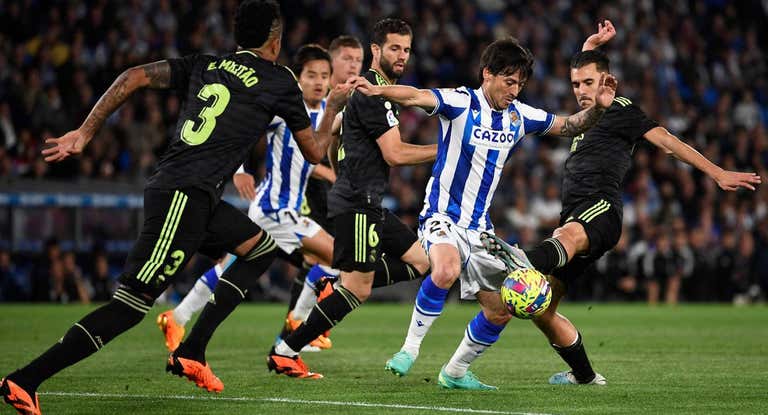 David Silva controla el balón ante la presión de Ceballos.