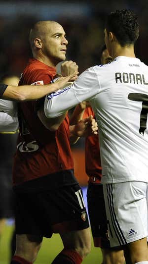 Pandiani y Cristiano durante un partido entre Osasuna y Real Madrid.  EFE