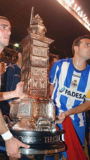 Pandiani y Scaloni levantan el Teresa Herrera. EFE
