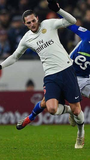 Rabiot disputa un balón durante su época en el PSG.  AFP