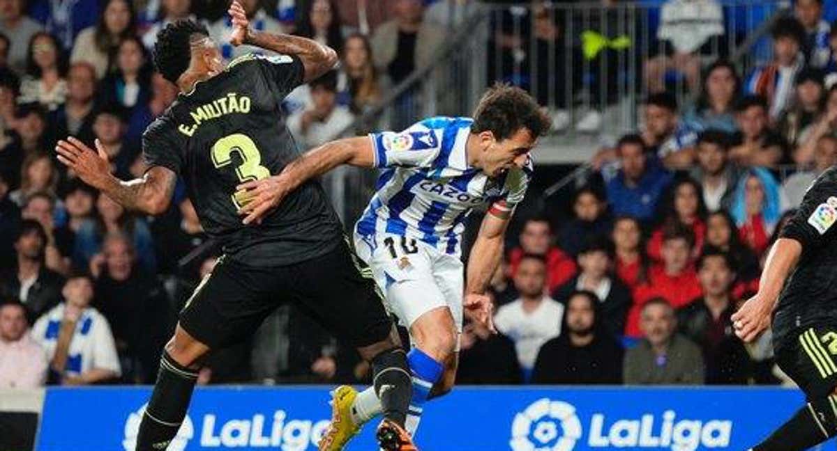 Militao y Oyarzabal, en la acción polémica del primer tiempo./Real Sociedad