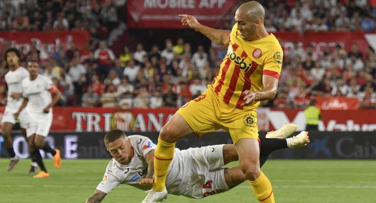 Papu Gómez en una acción ante el Girona./EFE