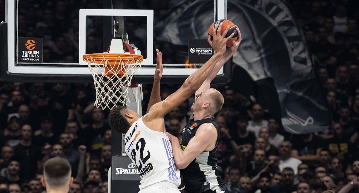 El tapón de Tavares a Smailagic. /GETTY IMAGES