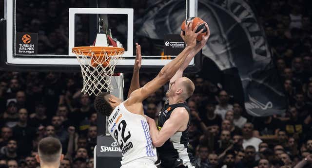 El Real Madrid logra una vida extra en el infierno de Belgrado