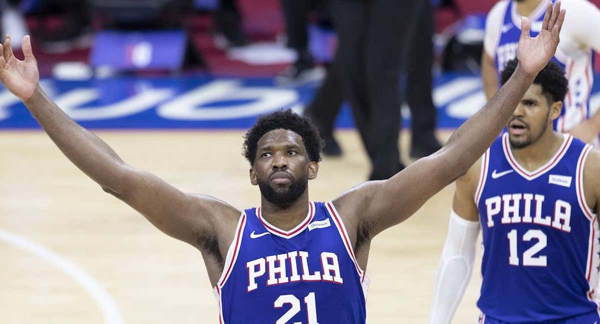 Joel Embiid celebra una victoria de los Philadelphia 76ers ante los Nets./AFP