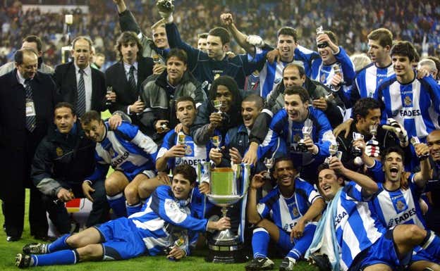 El Depor, celebrando la Copa de 2002 en el Santiago Bernabéu.