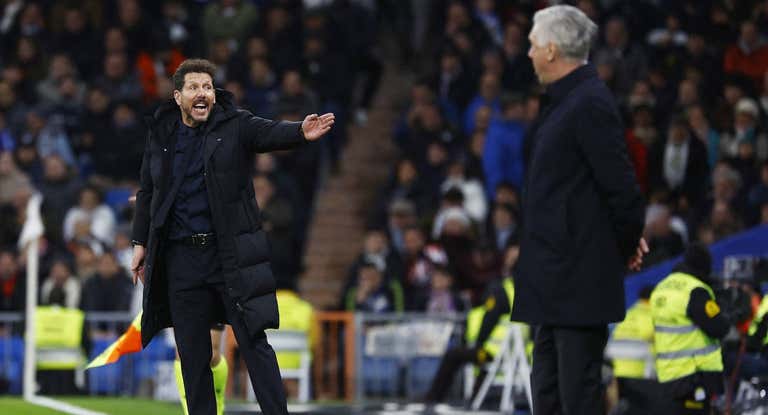 Simeone y Ancelotti, en la banda del Bernabéu, en el 1-1 del partido de LaLiga.