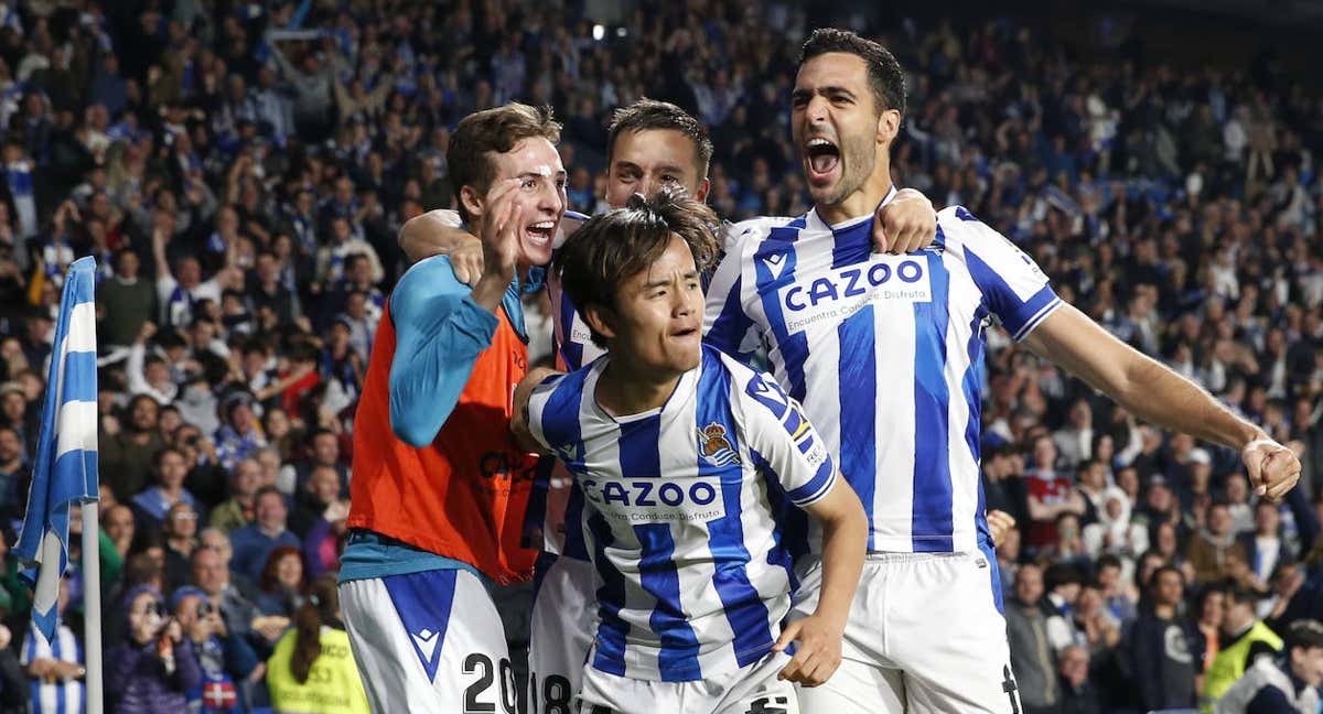 Los jugadores de la Real celebran el gol de Kubo al Madrid. /EFE