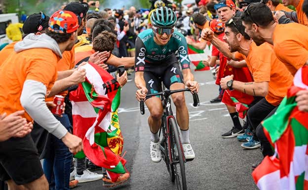 Jai Hindley escala la Marmolada rodeado de aficionados vascos.  RCS / LA PRESSE