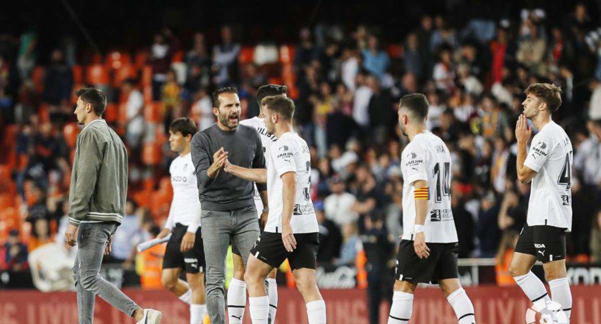 Baraja al término del partido animando a los suyos. /LaLiga.