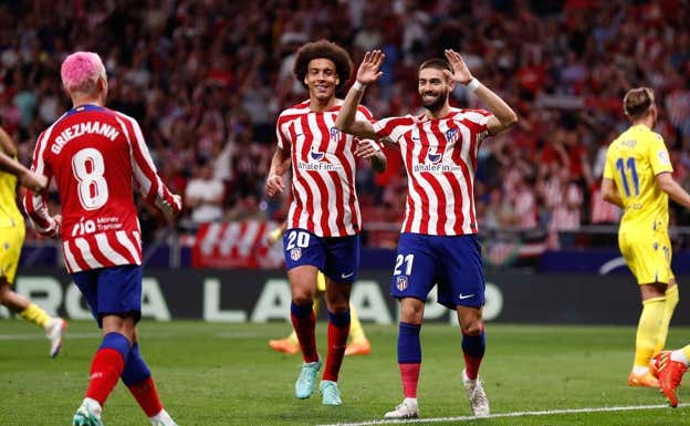 Griezmann y Witsel fueron a felicitar a Carrasco por el 4-0 ante el Cádiz.  AFP