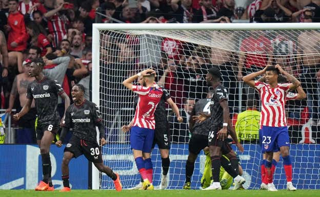 Momento en el que Carrasco falló el penalti decisivo ante el Bayer Leverkusen, el pasado 26 de octubre.  EFE