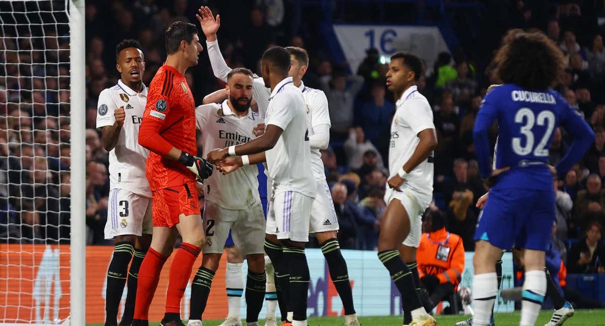Varios jugadores del Real Madrid felicitan a Courtois en Stamford Bridge.