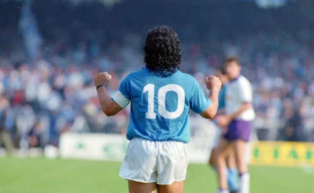 Maradona, contra la Fiorentina en 1987.  GETTY