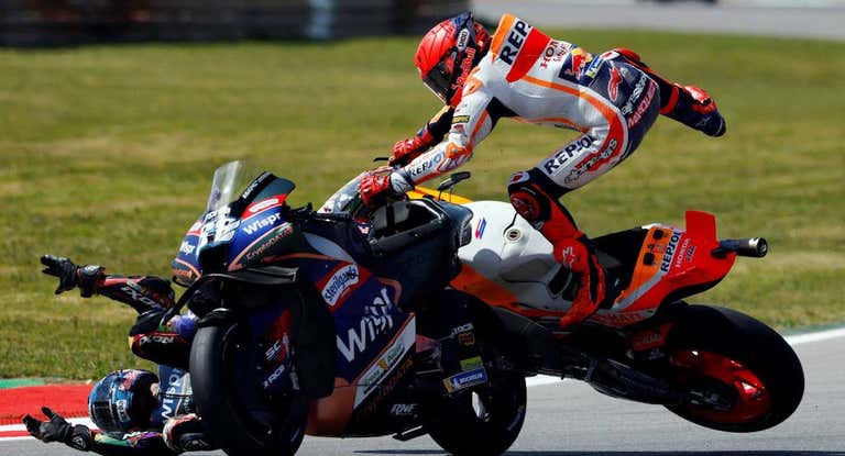 Marc Márquez y Miguel Oliveira, en su accidente en Portimao este año.