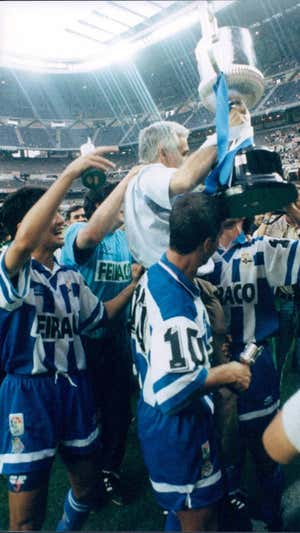 Arsenio Iglesias levanta la Copa del Rey aupadp, entre otros, por Fran y Bebeto.  Archivo ABC