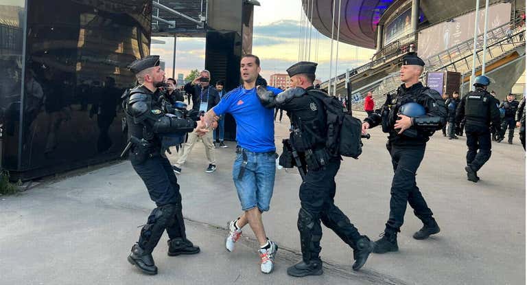 Un aficionado detenido en los aledaños de Saint-Denis el año pasado.