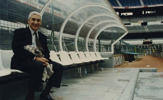 Arsenio Iglesias, en su presentación como entrenador del Real Madrid en el Bernabéu.  Archivo ABC