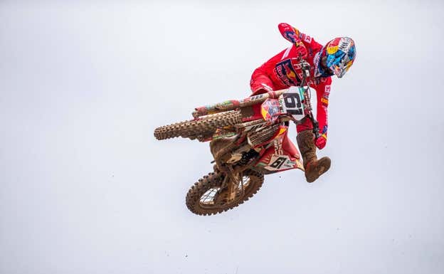 Jorge Prado, durante un salto en el Mundial de Motocross 2023.  GasGas