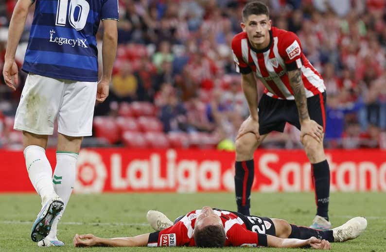 El Athletic se vuelve a pegar un tiro en el pie y se complica la vida
