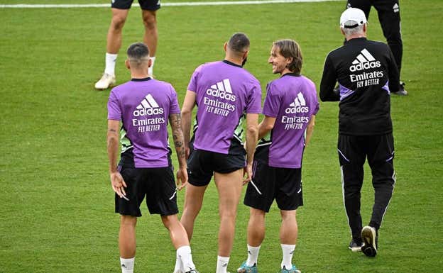 Modric, sonriente, durante el entrenamiento del viernes en Sevilla.  AFP
