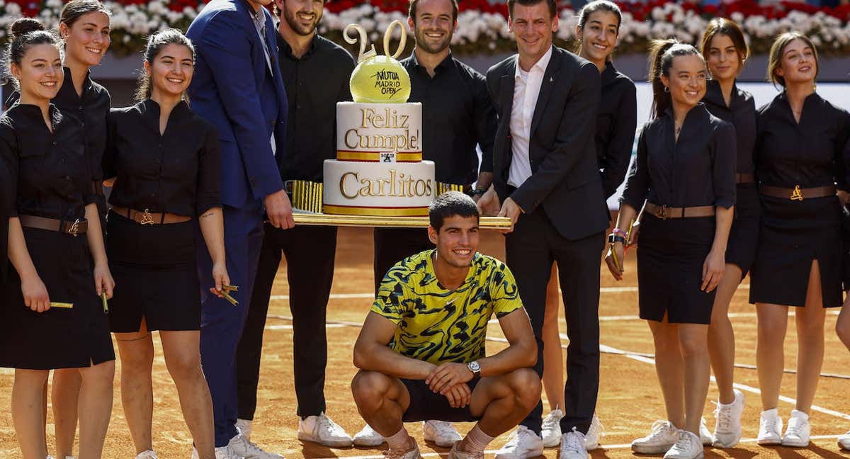 Carlos Alcaraz recibe en la pista central una tarta de cumpleaños por su 20 aniversario. /EFE/Chema Moya