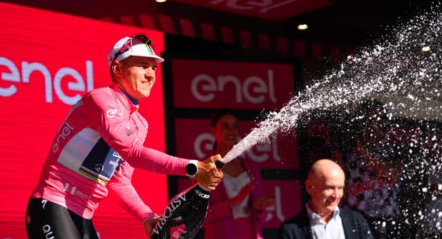 El «fenómeno» Evenepoel golpea primero en el Giro de Italia