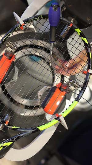 Así se encuerda una raqueta de tenis. BABOLAT