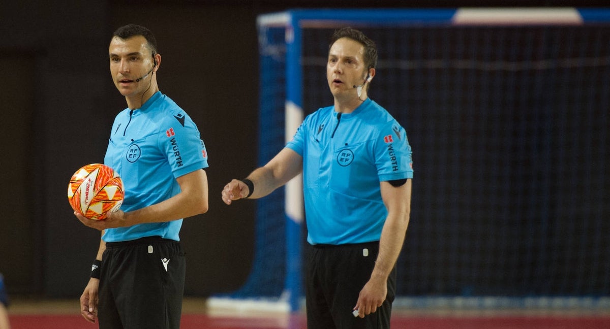 José Lázaro Angulo y Tomás Santander Flamarique, pareja arbitral del partido entre Industrias Santa Coloma y ElPozo Murcia.