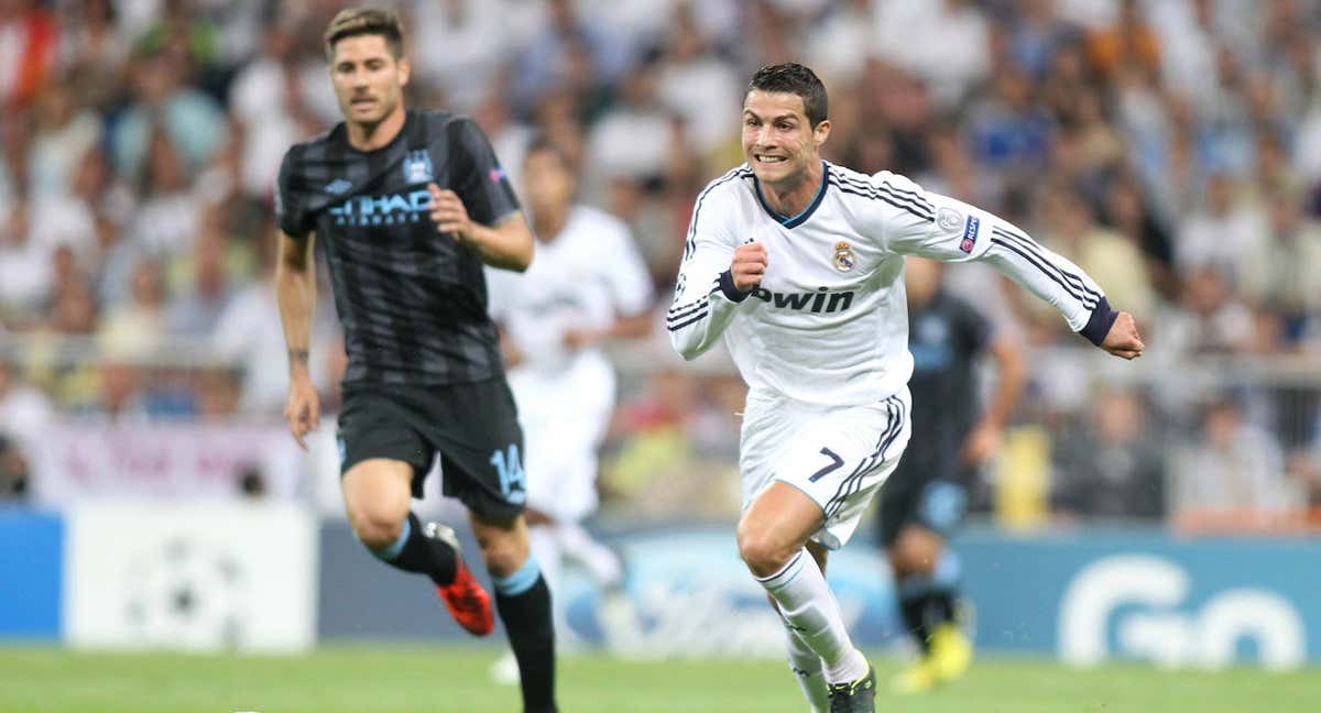 Javi García disputando un balón con Cristiano Ronaldo durante un Real Madrid - City /GETTY