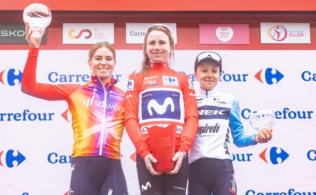 El podio final de La Vuelta Femenina by Carrefour.es. De izquierda a derecha: Demi Vollering (2ª), Annemiek van Vleuten (1ª) y Gaia Realini (3ª).  UNIPUBLIC / CXCLING