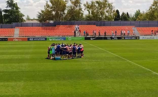 Tevenet reunió en el centro del campo a toda su plantilla del Atlético B, una vez acabado el partido ante el Leganés B celebrado el domingo 7 de mayo.  RELEVO / JLWARRIOR
