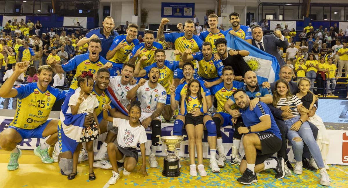 La plantilla del Guaguas celebra el título liguero./Efe