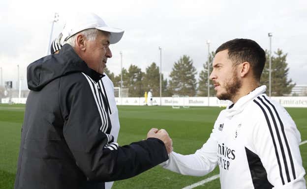 Ancelotti y Hazard se saludan en Valdebebas. Getty
