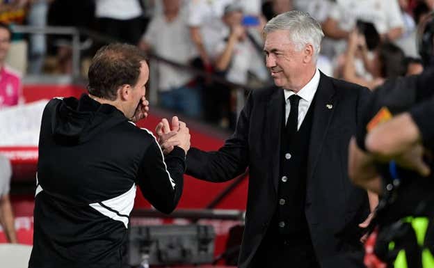 Arrasate y Ancelotti saludándose en la final de Copa. AFP