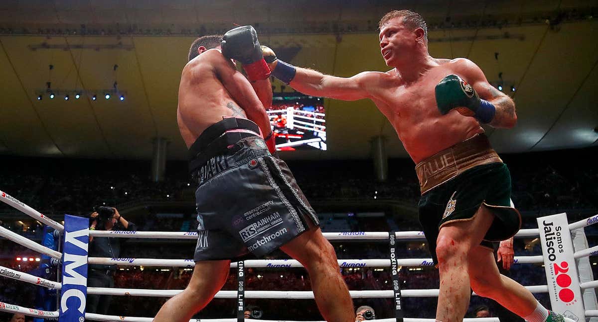 Canelo golpea a Ryder durante su combate./EFE