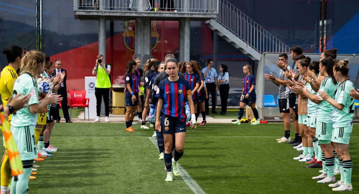 Pasillo del Granada a las jugadoras del Barça B tras ganar la Liga en la Primera RFEF femenina.