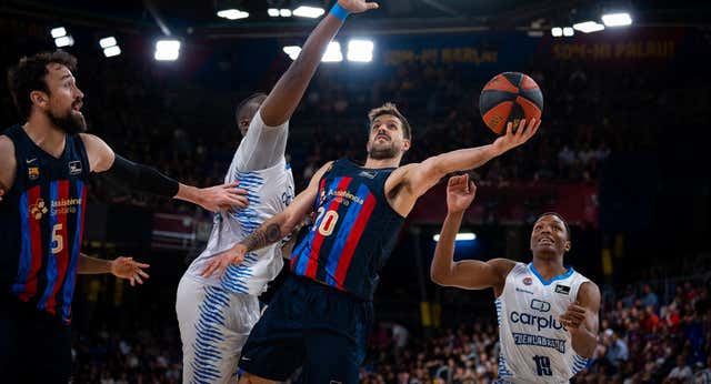 El Barça se da un festín ante el colista de la mano de los menos habituales