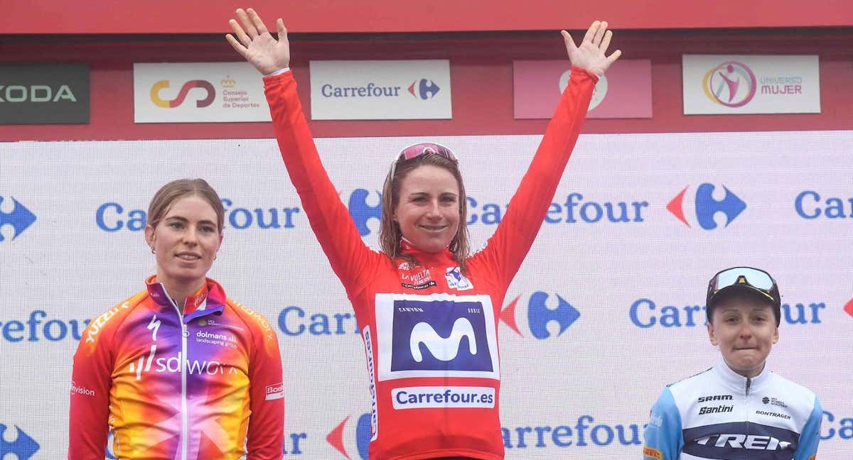 Van Vleuten en el podio de la Iª Vuelta Femenina a España./AFP