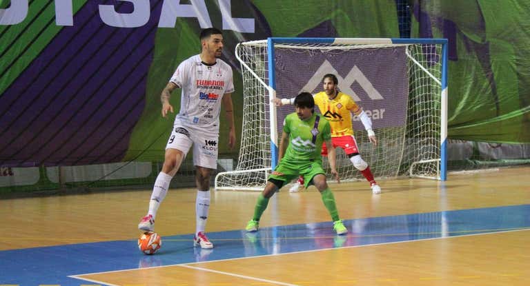 Bruno Gomes pisando un balón ante Chaguinha y Barrón en un partido en Son Möix.