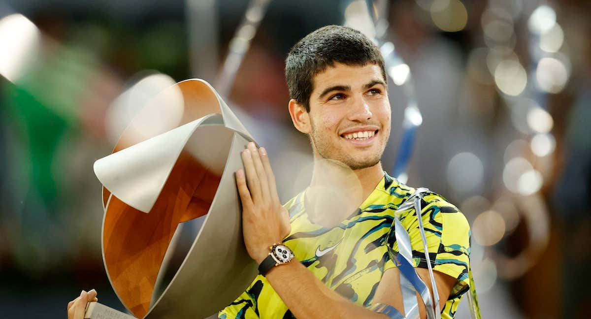 Carlos Alcaraz con su trofeo de campeón del Mutua Madrid Open./Reuters