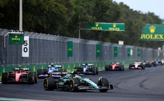 Fernando Alonso, delante de Carlos Sainz en el GP de Miami.  AFP