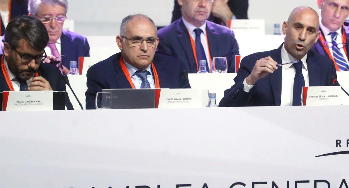 Miguel García Caba, a la izquierda, con Andreu Camps y Luis Rubiales, durante una Asamblea de la Federación./RFEF