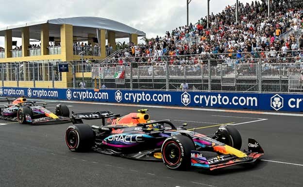 Pérez y Verstappen, ayer en Miami. AFP